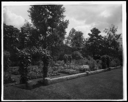 Garden and arbor, residence of Mrs. Franklin H. Walker, Detroit, Mich.