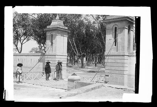 Hacienda Salinas, draw bridge