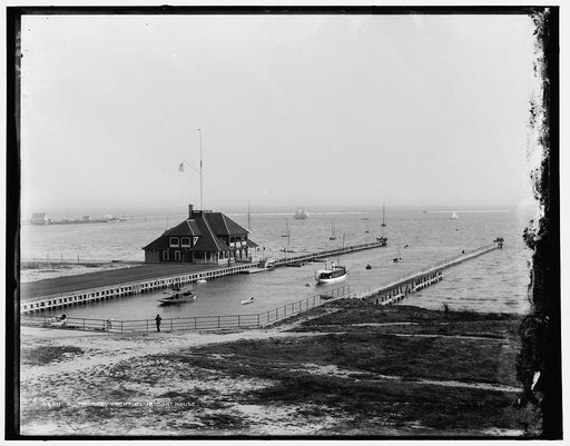 Milwaukee, yacht club boat house