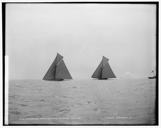 Columbia and Shamrock I after the start