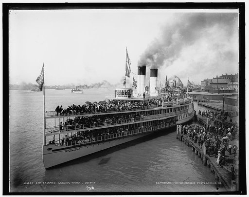 Str. Tashmoo leaving wharf, Detroit