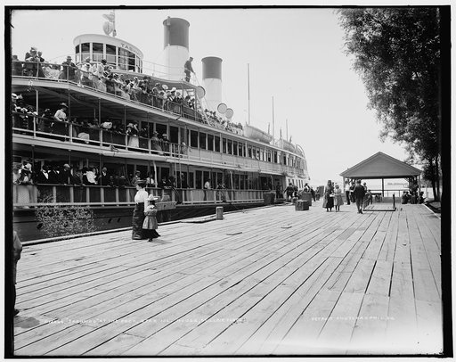 Tashmoo at the dock, Star Isl'd. [i.e. Island] House, St. Clair Flats