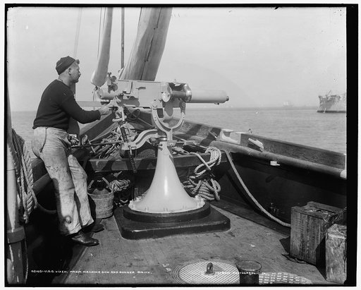 U.S.S. Vixen, Maxim machine gun and gunner Smith