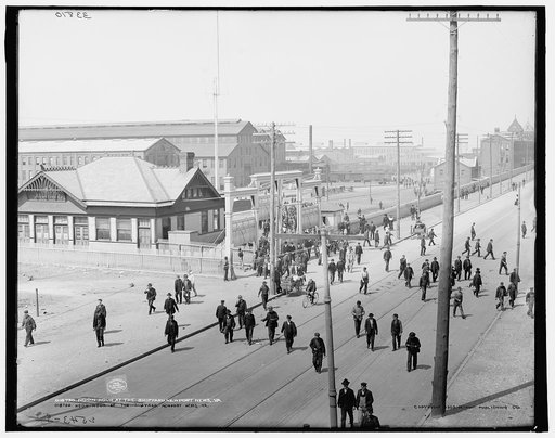 Noon hour at the shipyard, Newport News, Va.