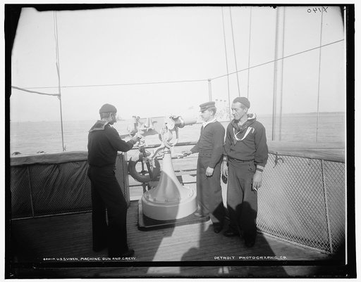 U.S.S. Vixen, machine gun and crew