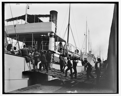 Unloading bananas, Mobile, Ala.