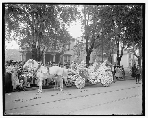 Bi-centenary celebration, floral parade, Nume [?] Cadillac's carriage float, Detroit, Mich.