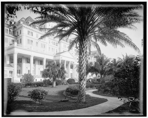 The Royal Poinciana Hotel, entrance, Palm Beach, Fla.