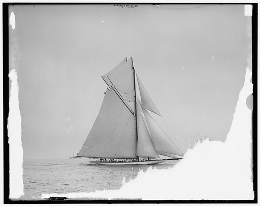 Reliance and Shamrock III maneuvering for the start