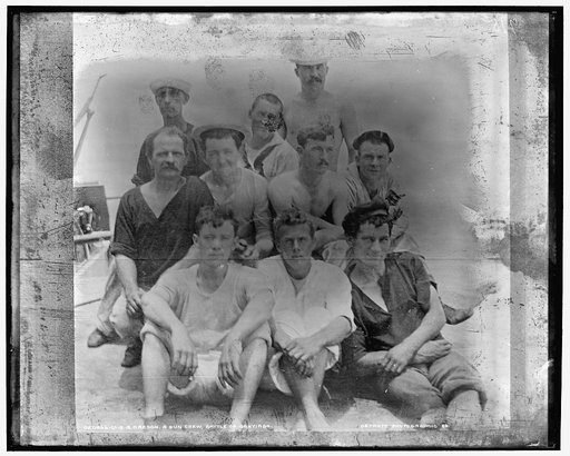 U.S.S. Oregon, a gun crew, Battle of Santiago