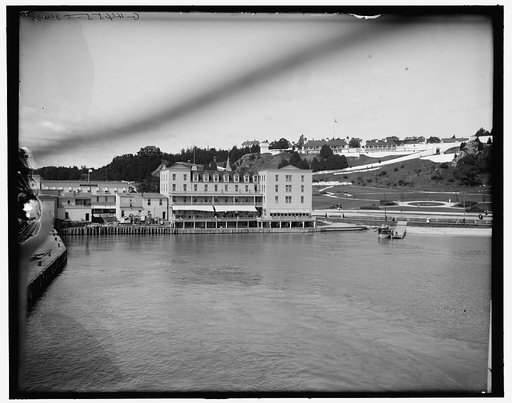 Chippewa Hotel and old fort, Mackinac, Mich.
