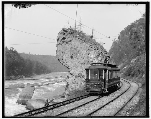Giant rock, Great Gorge Route (Niagara Gorge Railroad), Niagara Falls