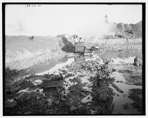 Steam shovel removing a section of coffer dam, Livingstone Channel, Detroit, Mich.