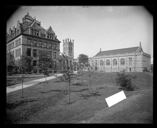 Mandel Assembly Hall to right, Botany Building (Hull Biological Laboratories) to left, University of Chicago,Chicago, Ill.