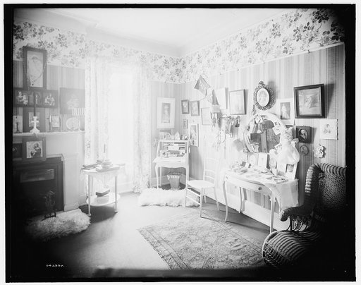 Residence of Mrs. H.C. Parke, bedroom, Detroit, Mich.