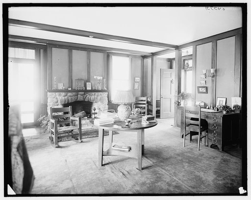 Suburban home of Mrs. Robert Hoe Jr., living room, Port Washington, New York