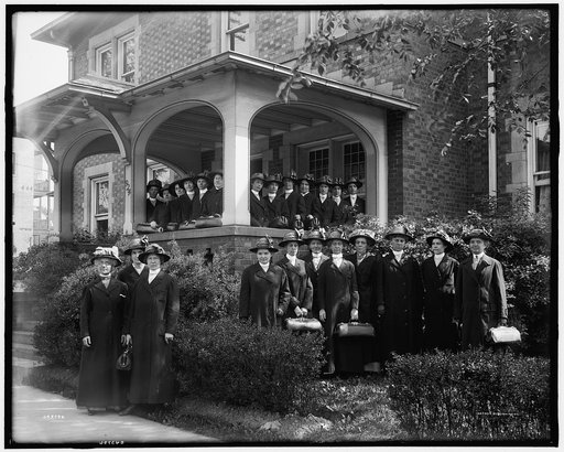 Visiting nurses' building, showing group, Detroit, Mich.