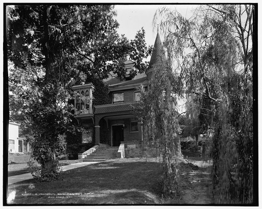 A Fraternity house, Sig Nu, U. of M. [i.e. Sigma Nu, University of Michigan], Ann Arbor, Mich.