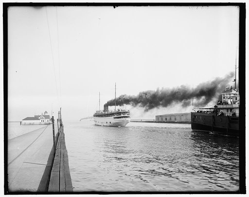 Departing steamers,  Detroit & Cleveland Navigation Co. dock, Cleveland, Ohio