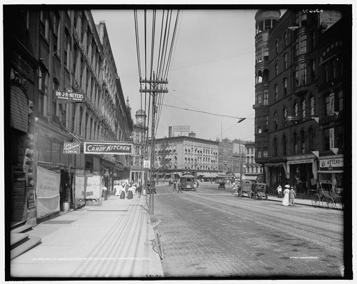 View of Monroe St. [i.e. Avenue], showing Hotel Pantlind, Grand Rapids, Mich.