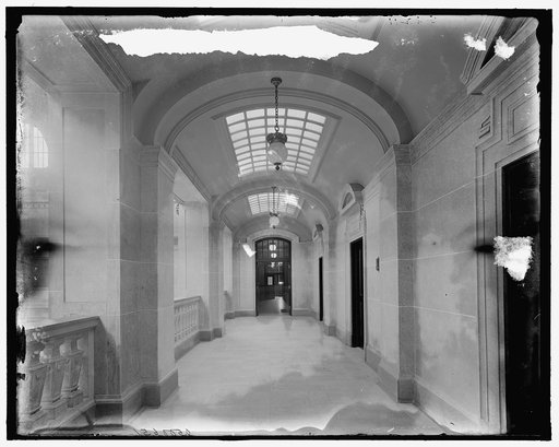 Gallery corridor to women's retiring rooms, Chicago & North Western Railway station, Chicago, Illinois