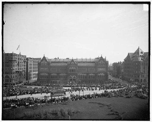 People gathered in front of Museum of Fine Arts to see London Honorables, Copley Square, Boston, Mass.