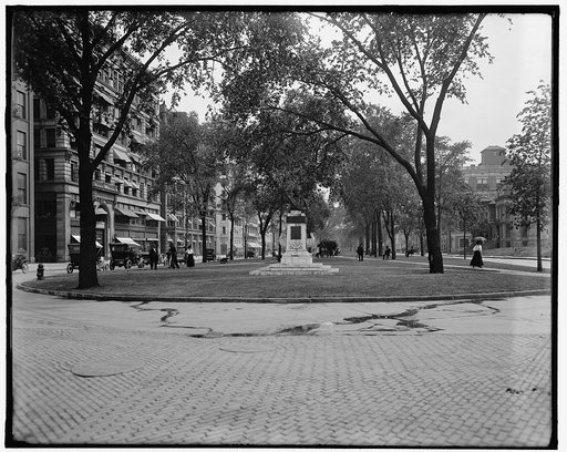 Washington Boulevard and Christopher Columbus statue, Detroit, Mich.