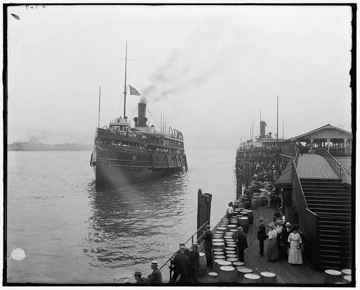 Steamboats"Western States," at left, Detroit & Cleveland Navigation Co. Line, Detroit; and "City of Mackinac" at right