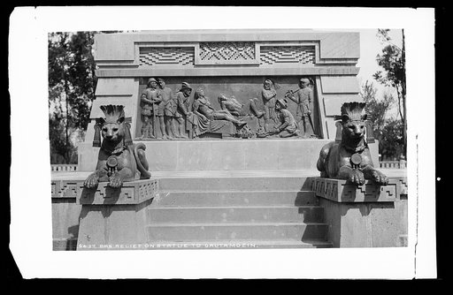 Bas-relief on statue to Gautamozin