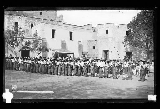 Guanajuato, water carriers at the fountain