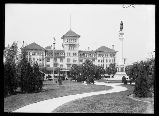 Windsor Hotel and Confederate monument, Hemming Park, Jacksonville, Fla.