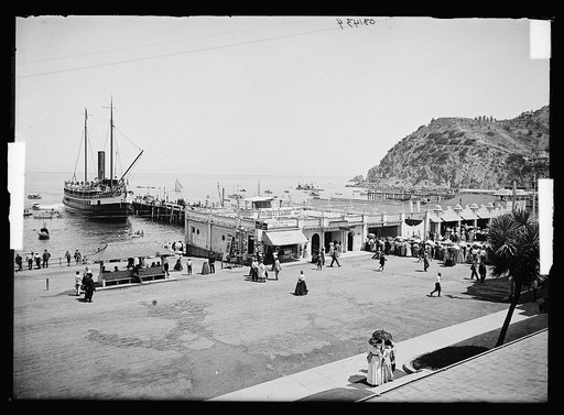 Wharf, aquarium, and ticket office, Avalon, Catalina Island, Calif.