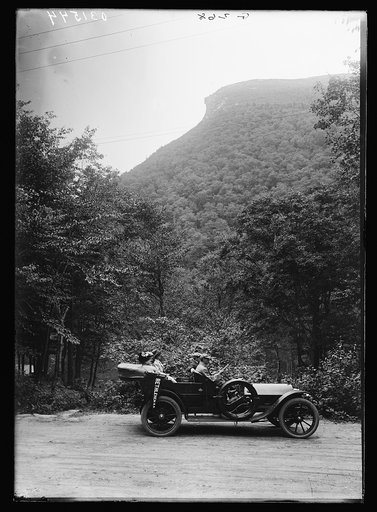 Automobile in front of Old Man of the Mountain, White Mountains, N.H.