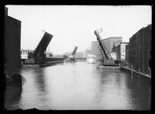Steamer passing State Street bridge, Chicago River, Chicago, Ill.
