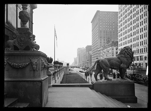 Lion in front of Art Institute of Chicago