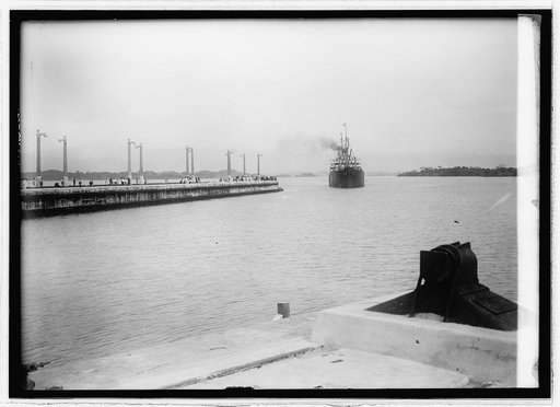 Panama Canal. Gatun Lock, steamer [...] steaming into Gatun Lock