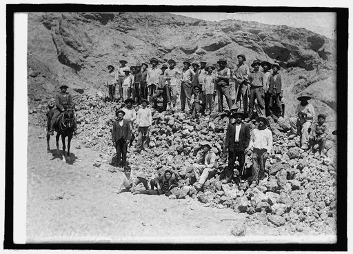 Chile, workers in the [...] fields