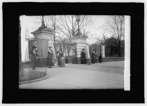 Suffragettes picketing White House