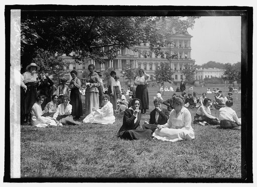 War time, Washington. Clerks eating on lawn