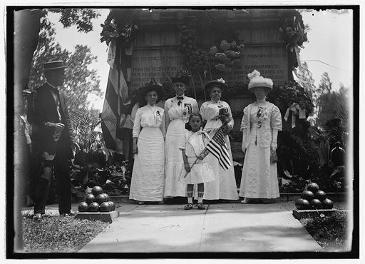 Group at unknown Civil War soldiers tomb, Arlington, [Va.
