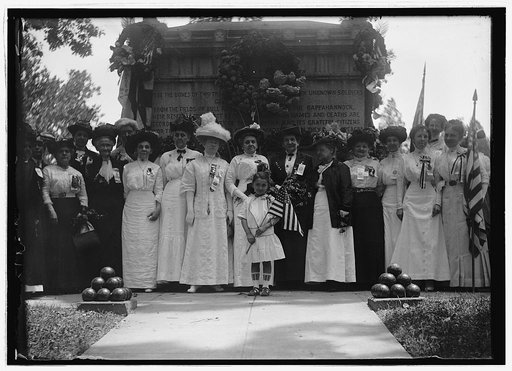 Group at unknown Civil War soldiers tomb, Arlington, Va.