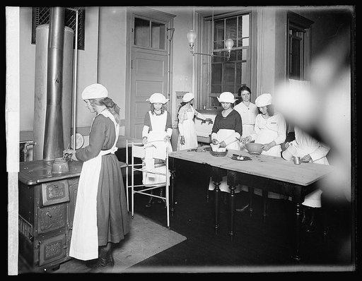Red Cross vocational edu., Dietetic class, Morse School