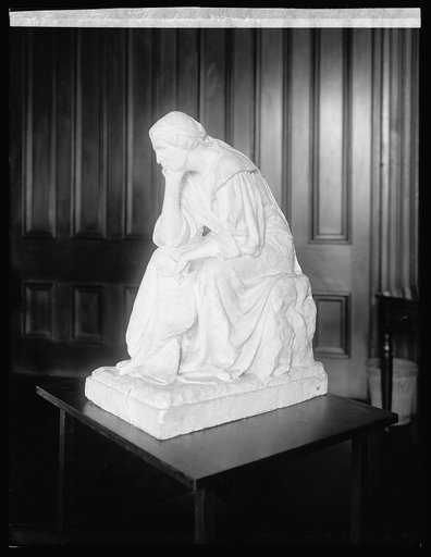 Statue "Thinking Women"