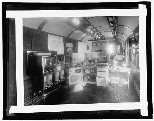 #214 Food Adm.; kitchen equip[.] home economics demonstration car, University of Illinois
