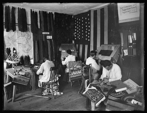 Library war service Reconstruction Section, Walter Reed Hospt., soldiers weaving