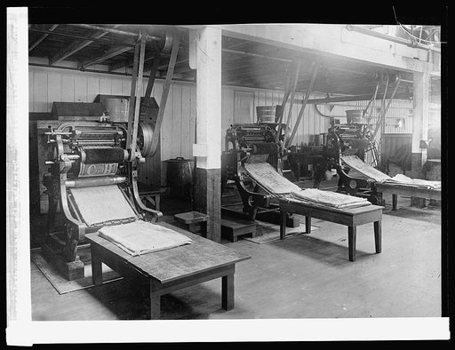 Printing presses. Printing the sugar containers