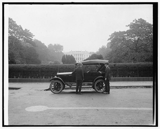 Ford Motor Co., Ford touring car at White House, [Washington, D.C.