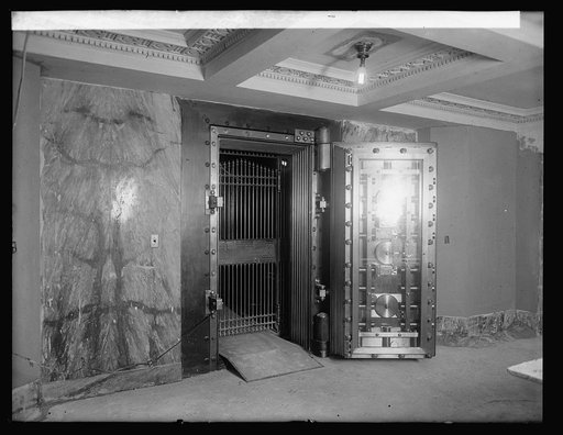 Dist. National Bank, interior