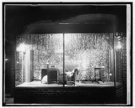 Thos. R. Shipp Co. Atwater Kent Co. window. 13th & I, N.W., [Washington, D.C.