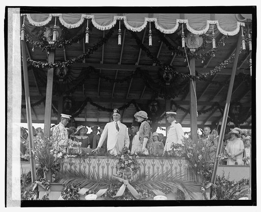 Shriners Parade, Washington, D.C.] President receiving parade, 6/5/23